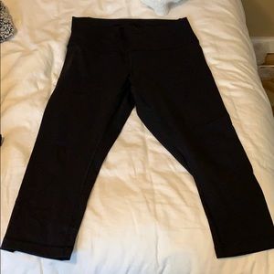 Lululemon athletic material capri leggings